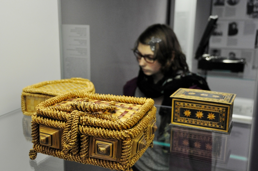 Osteuropäische Zwangsarbeiter fertigten Zierkästen und –körbchen, um sie gegen Lebensmittel oder Kleidungsstücke einzutauschen. (©Kreismuseum Wewelsburg)